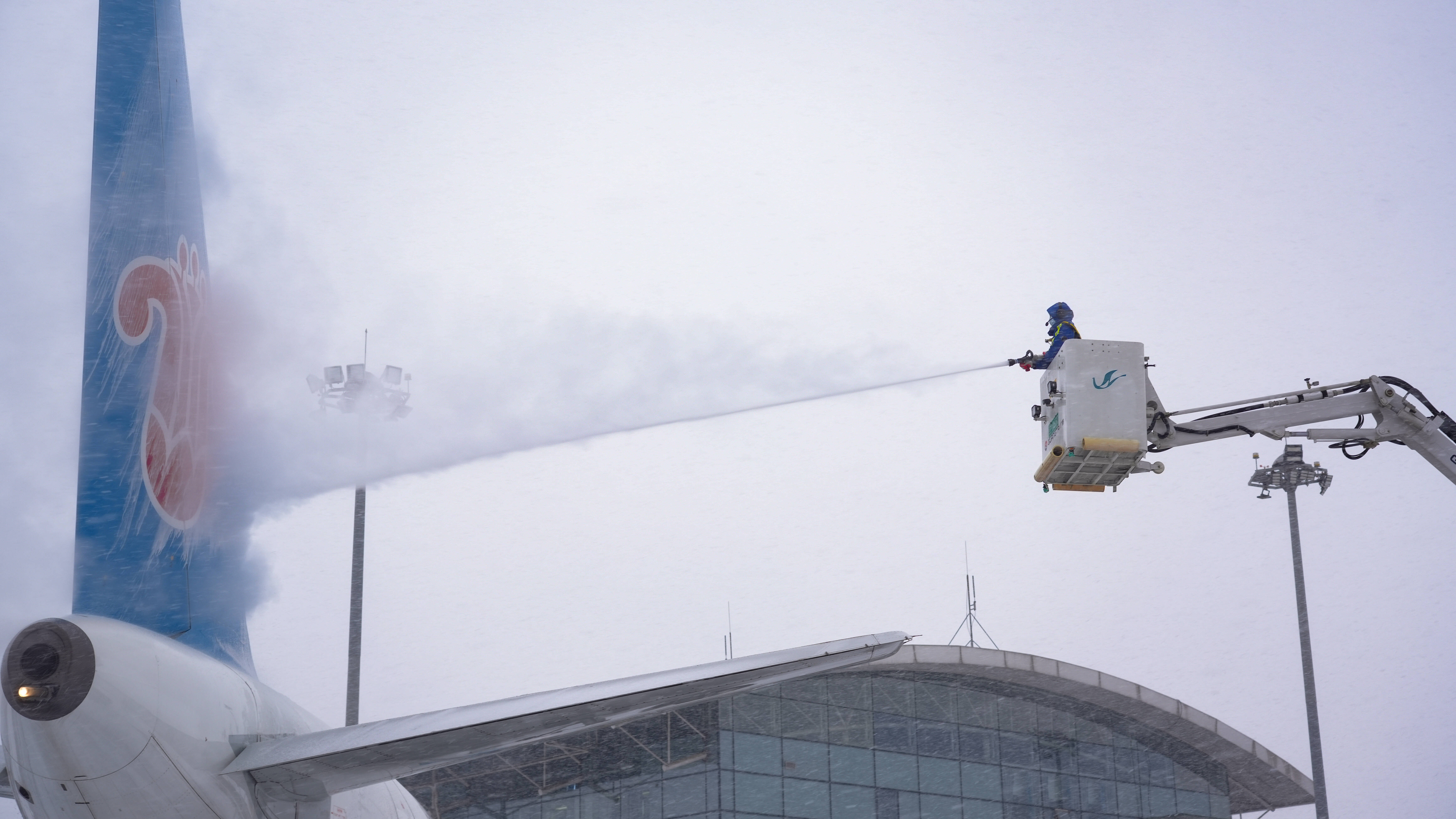 濟南國際機場迎戰風雪守安全 齊心協力保暢通