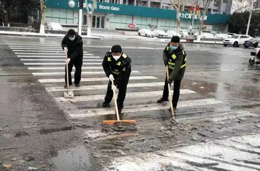 济宁城市管理局全员上路除雪 全力保障市民出行安全