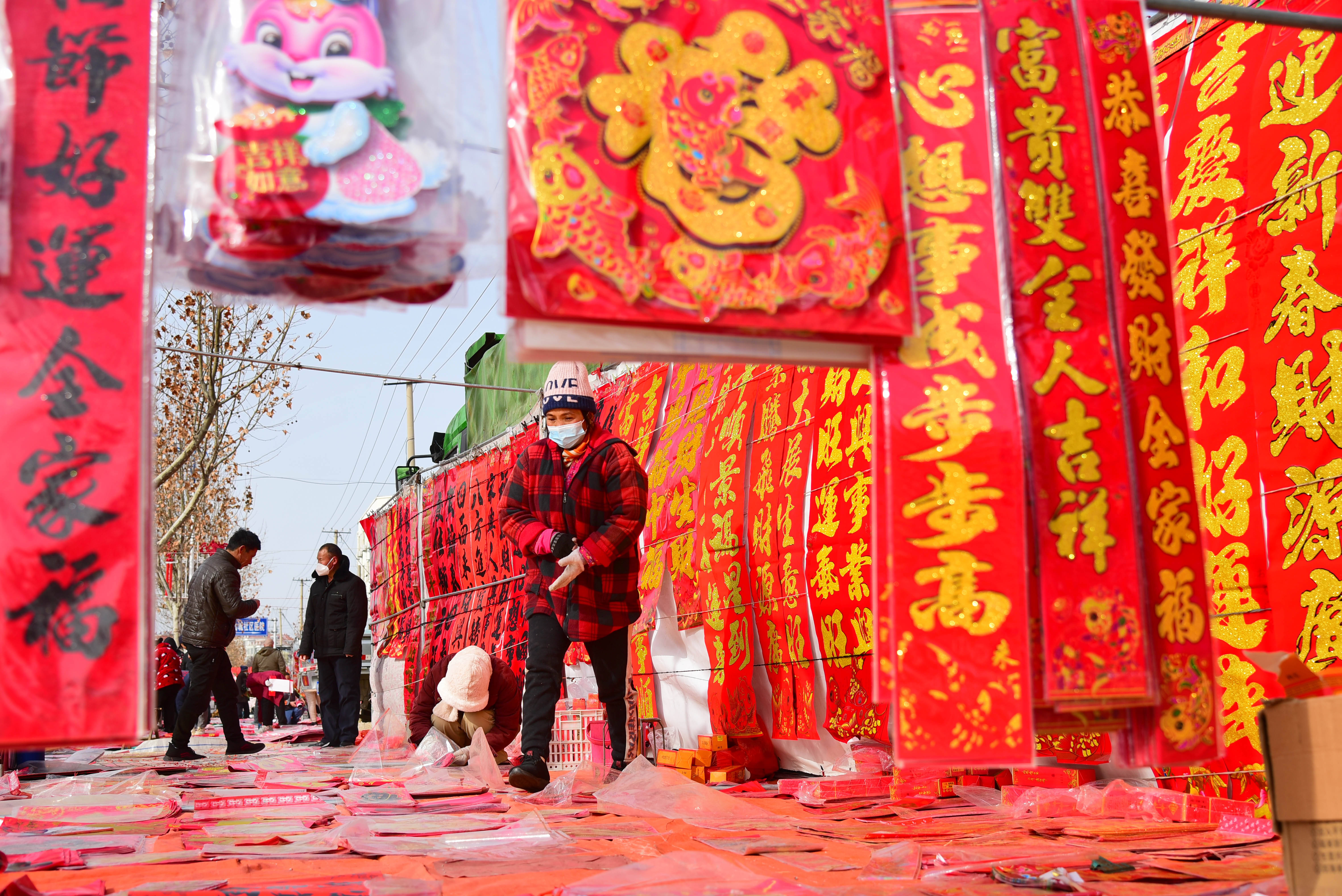 枣庄山亭：年集尽飘“中国红” 喜庆祥和迎新春
