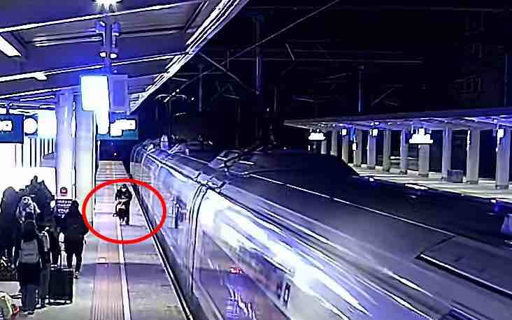 惊险！列车关门瞬间四岁女童跑出车厢 客运员“百米冲刺”飞奔保护