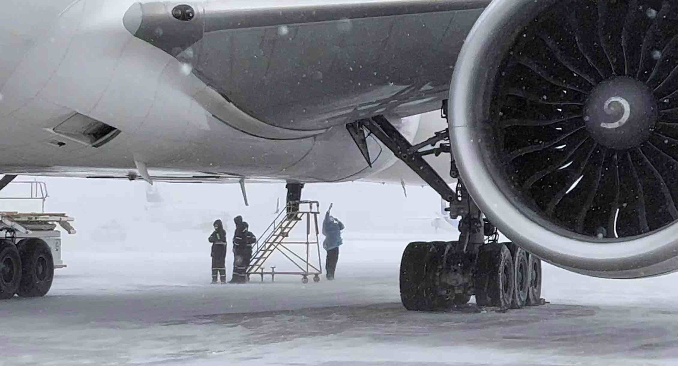 烟台机场迎来兔年首场降雪 机场边检启动恶劣天气应急预案