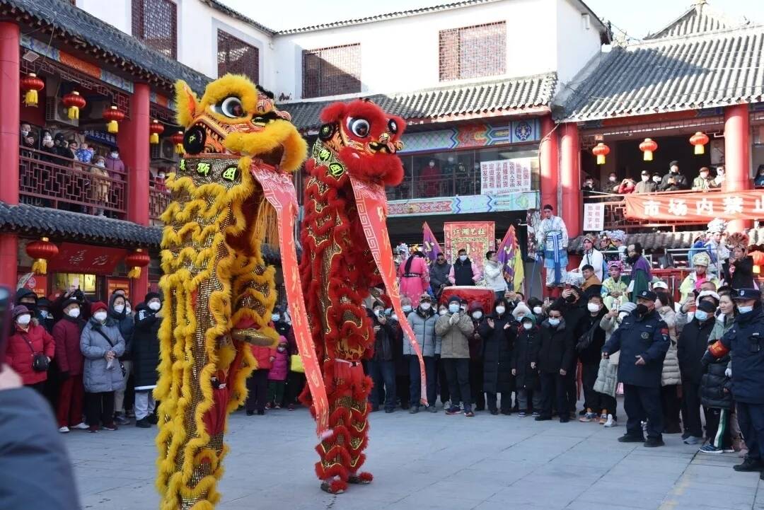 文化节目接连上演 济南市英雄山文化市场举办“开门纳吉”民俗活动