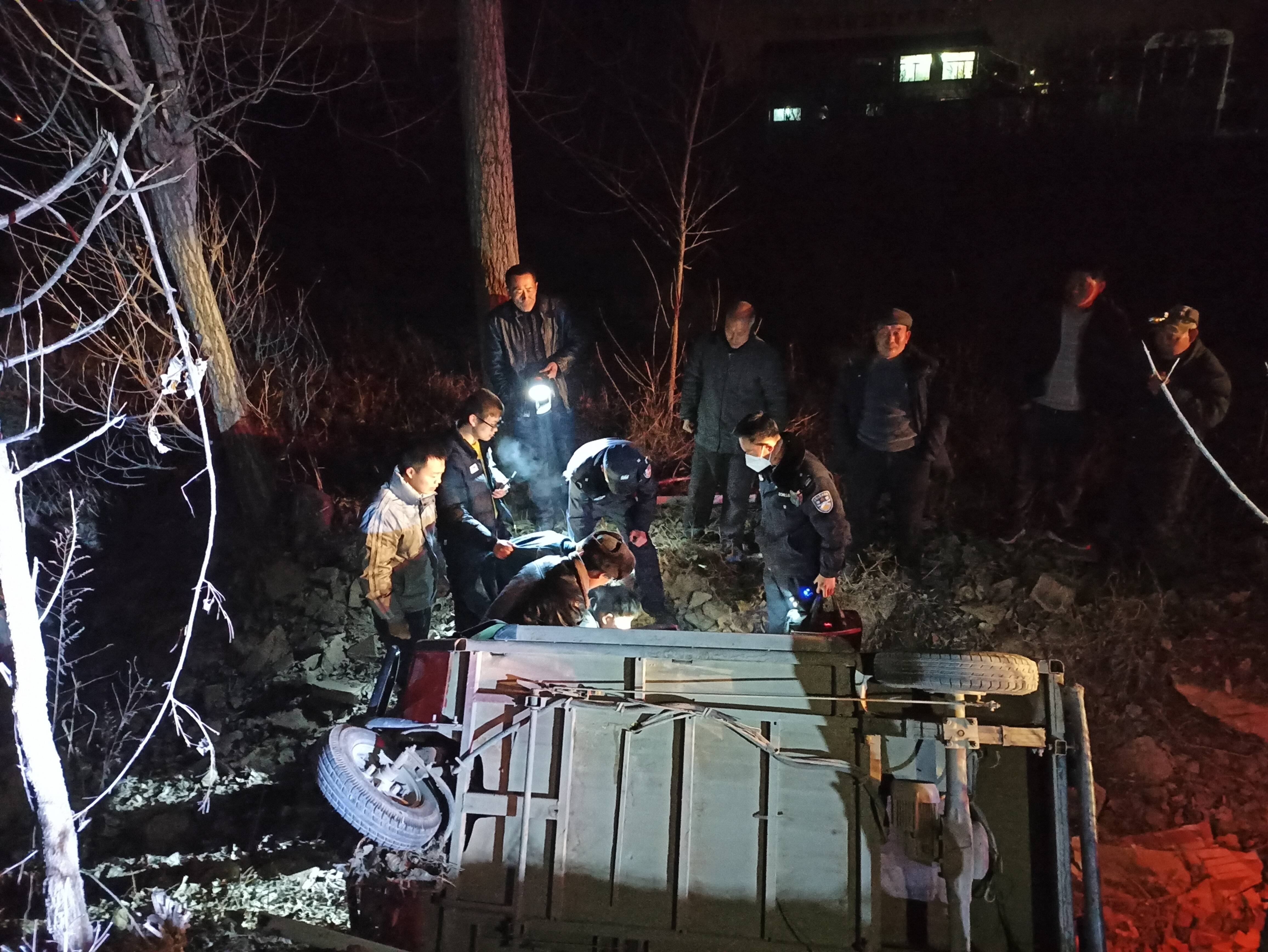枣庄高新区民警成功救助交通事故受困群众