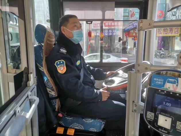 潍坊：货车路边起火 公交驾驶员出手相助