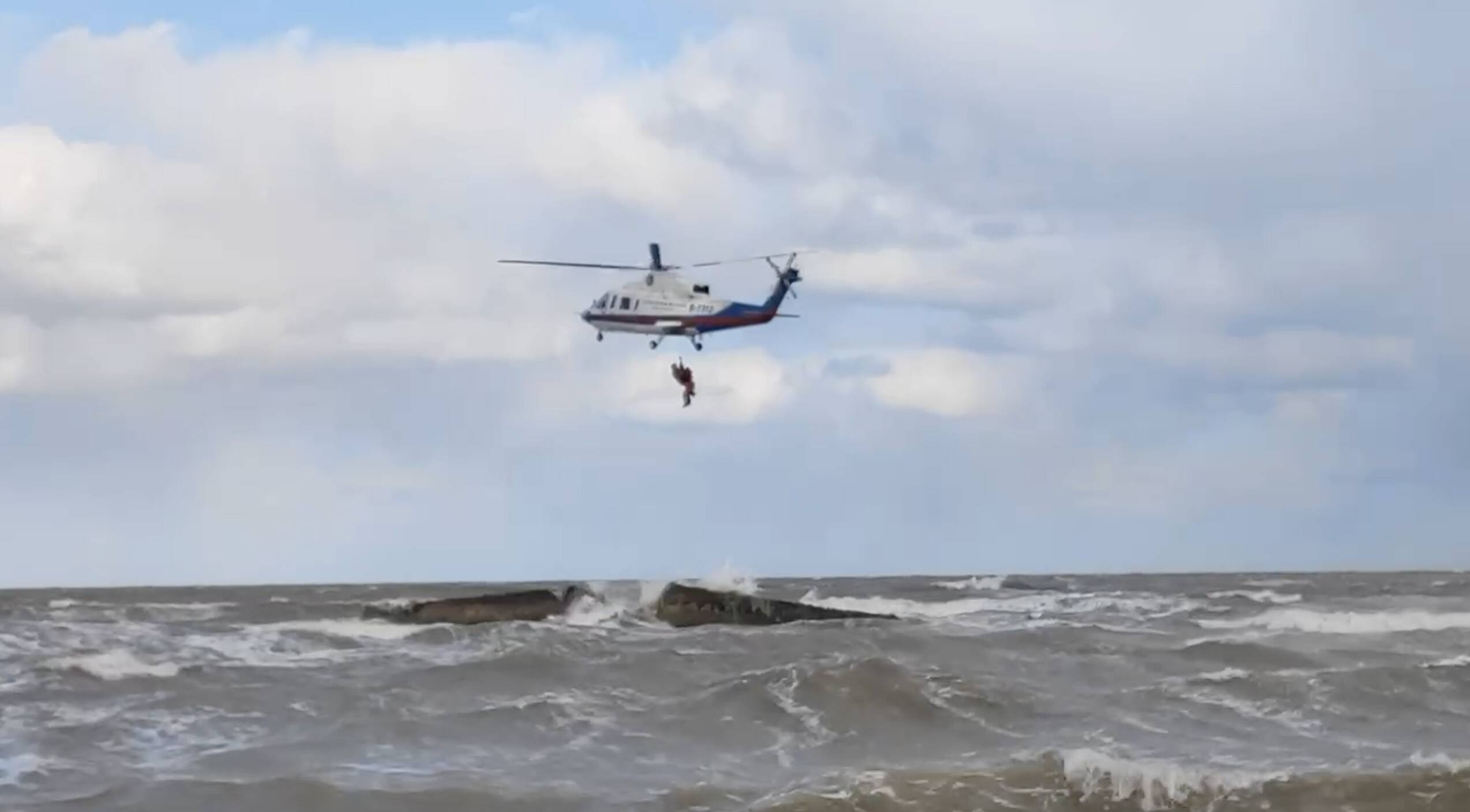 风急浪大！烟台两群众被困礁石 直升机紧急出动救援