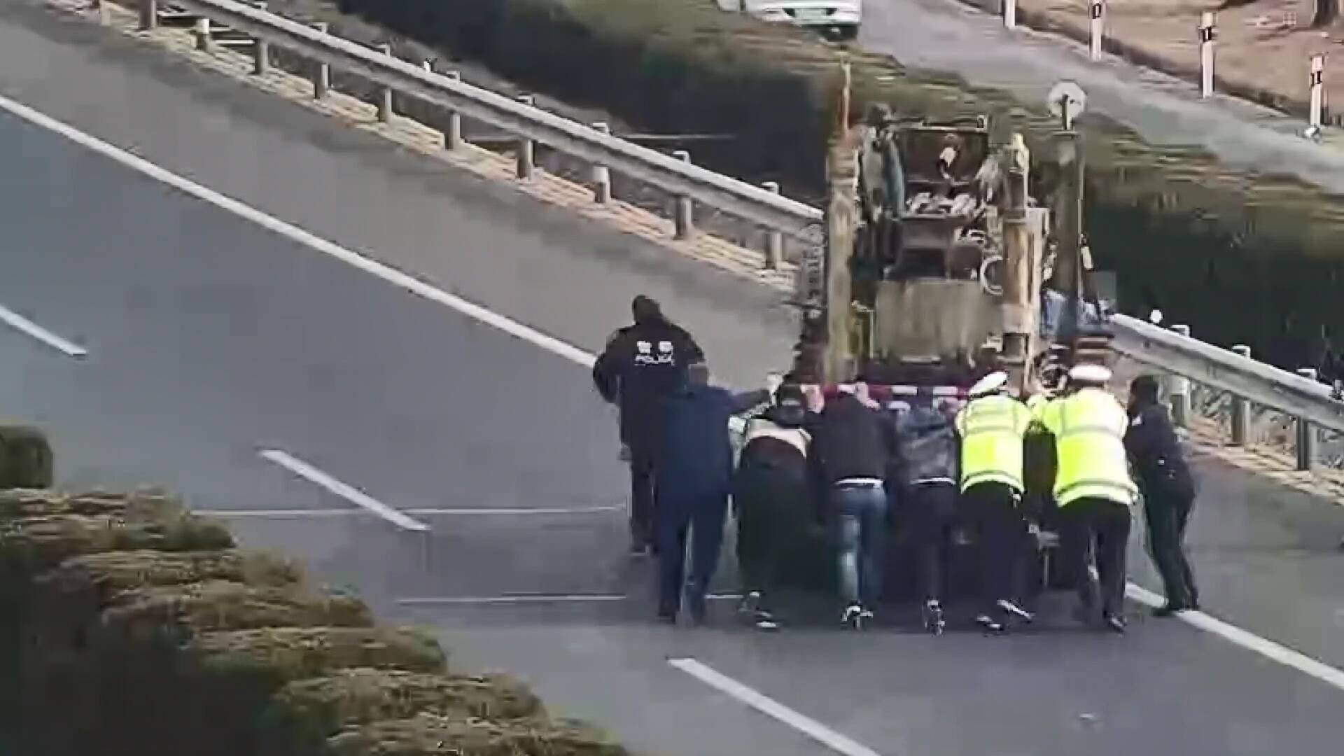 临沂：货车故障停在高速路上 警民联手推车除隐患