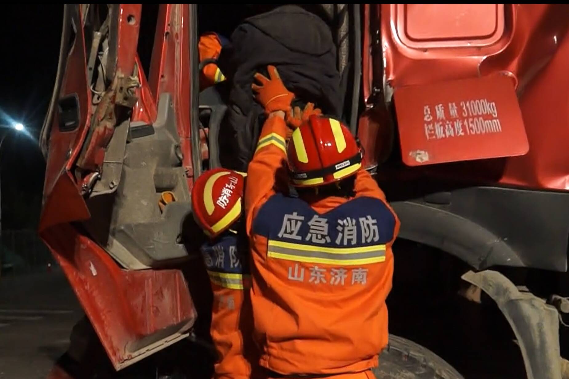山东济南：两车追尾货车司机被困 消防员托举半小时救援