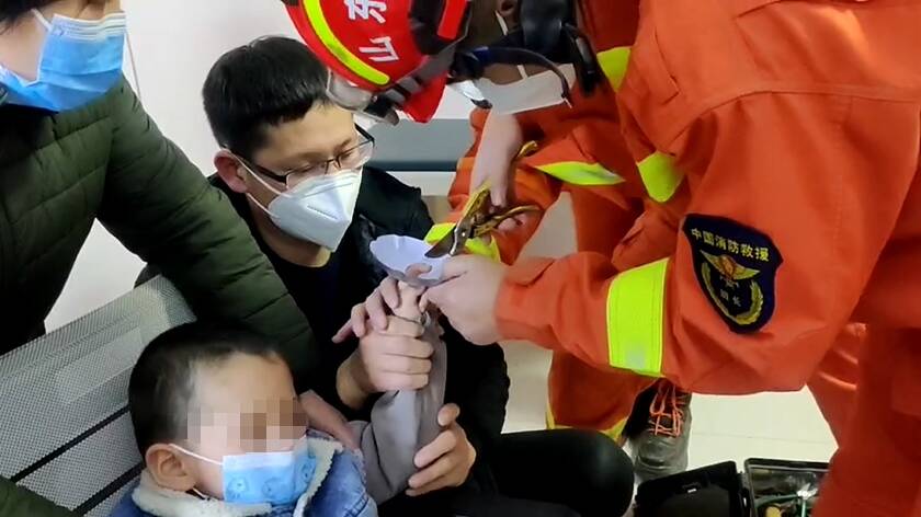男童手指被卡 济宁消防紧急救援助其脱困