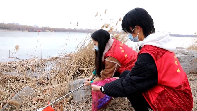世界湿地日东营市东营区志愿者清捡垃圾维护湿地生态环境