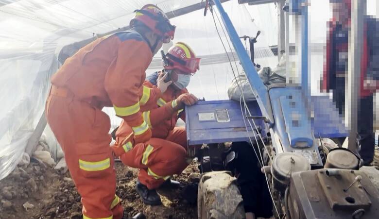 昌乐：老人腿部被卷入耕地机 消防员破拆救援