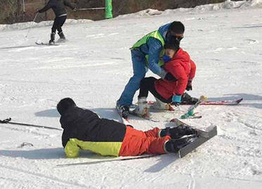 济南：滑雪太让人着迷，雪场“小白”体验滑雪乐趣