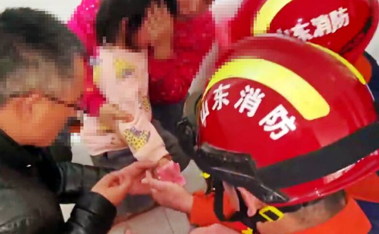 昌乐：女童手指被塑料“咬住” 消防员及时救援化解险情