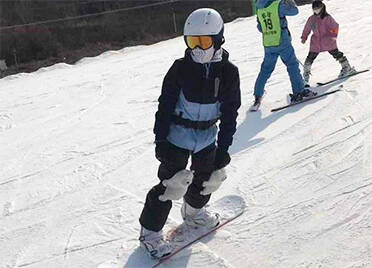 冰雪产业“热”力不减，济南卧虎山滑雪场迎来众多滑雪爱好者