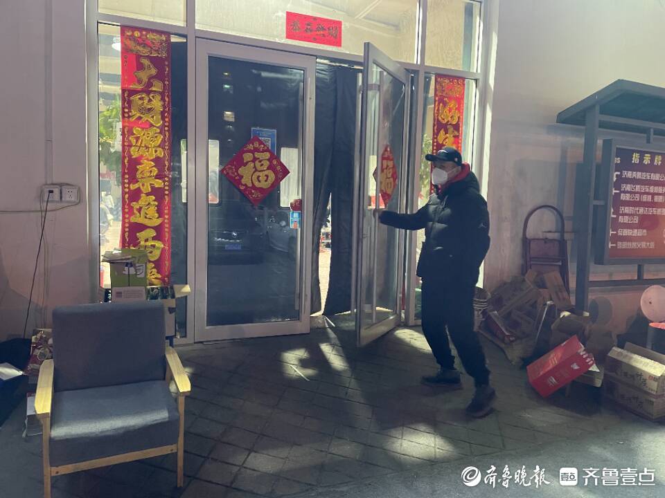 济南烧烤店“烟火旺”：日销1.5万串，凌晨5点才关门