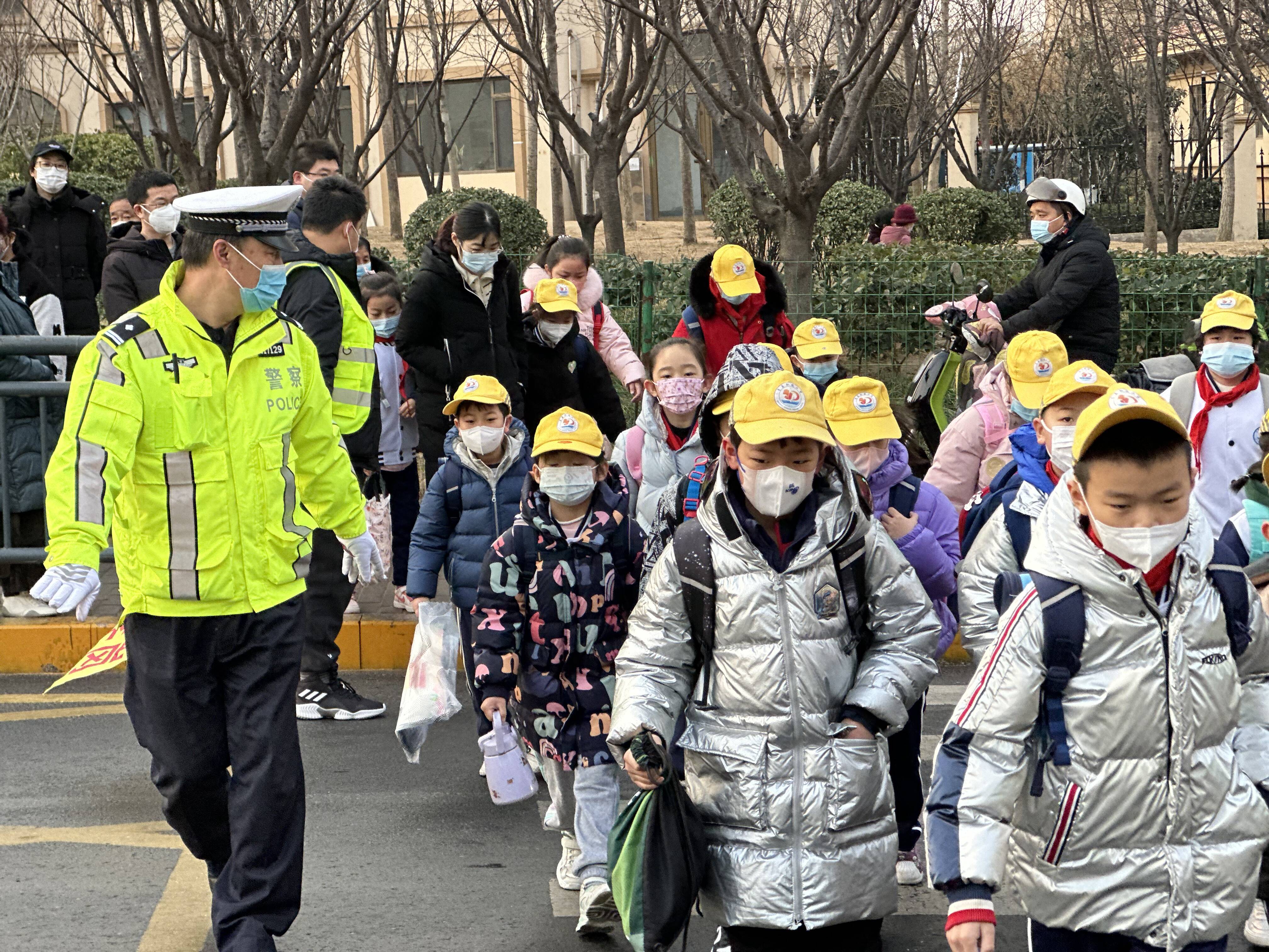 開學啦！青島李滄交警全力護導帶來開學第一課