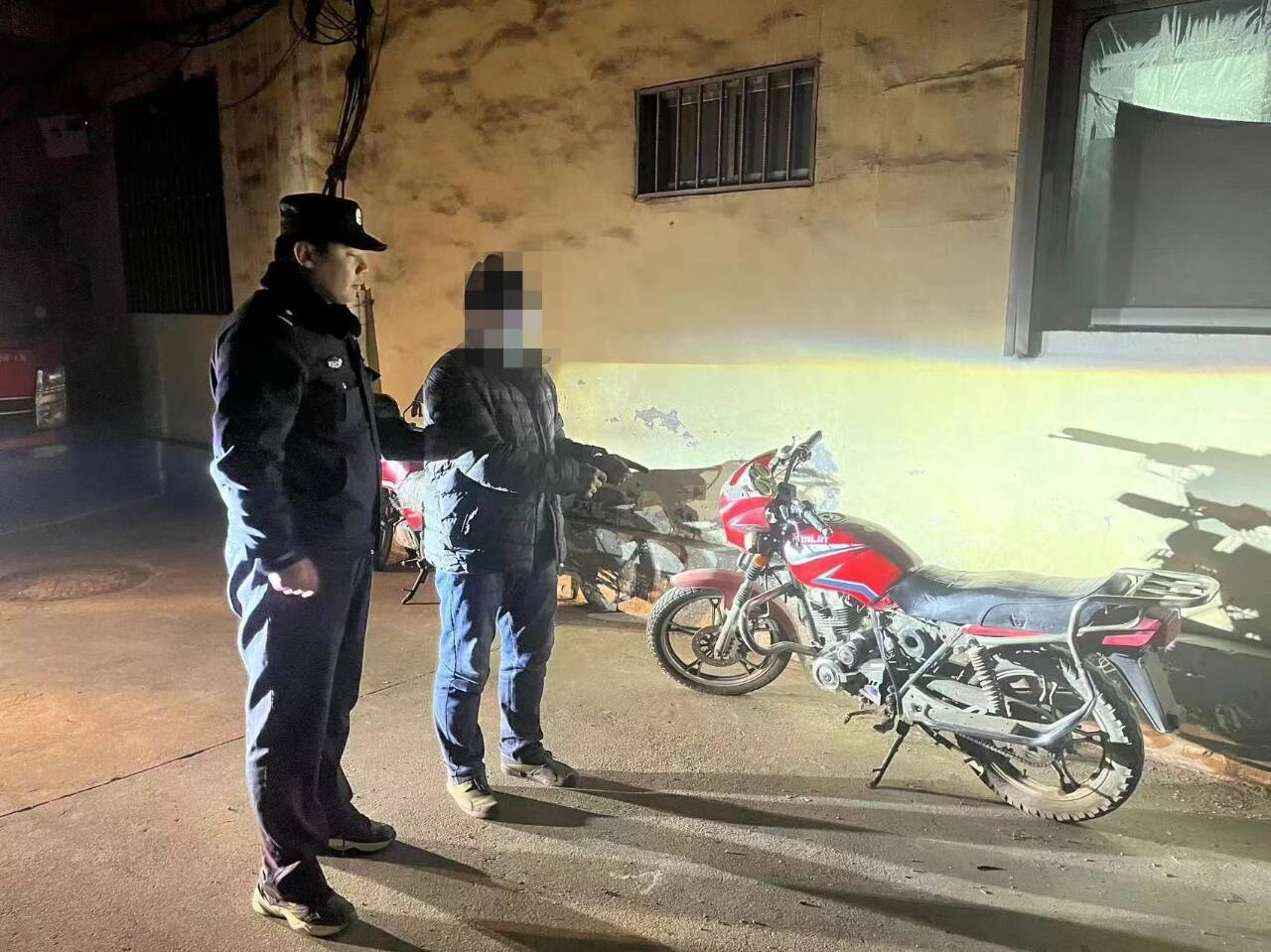地下车库摩托车被盗 邹平民警当天抓获犯罪嫌疑人