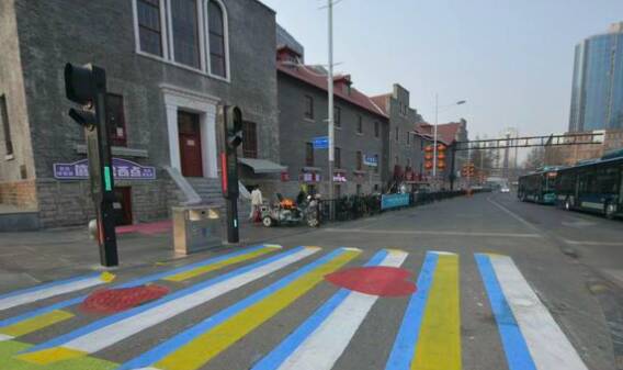 3D彩色斑马线现身济南街头，凸显泉城爱心特色