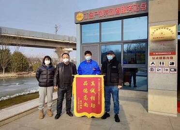 烟台黄渤海新区三男孩被困冰窟 六旬保洁员爬冰救人