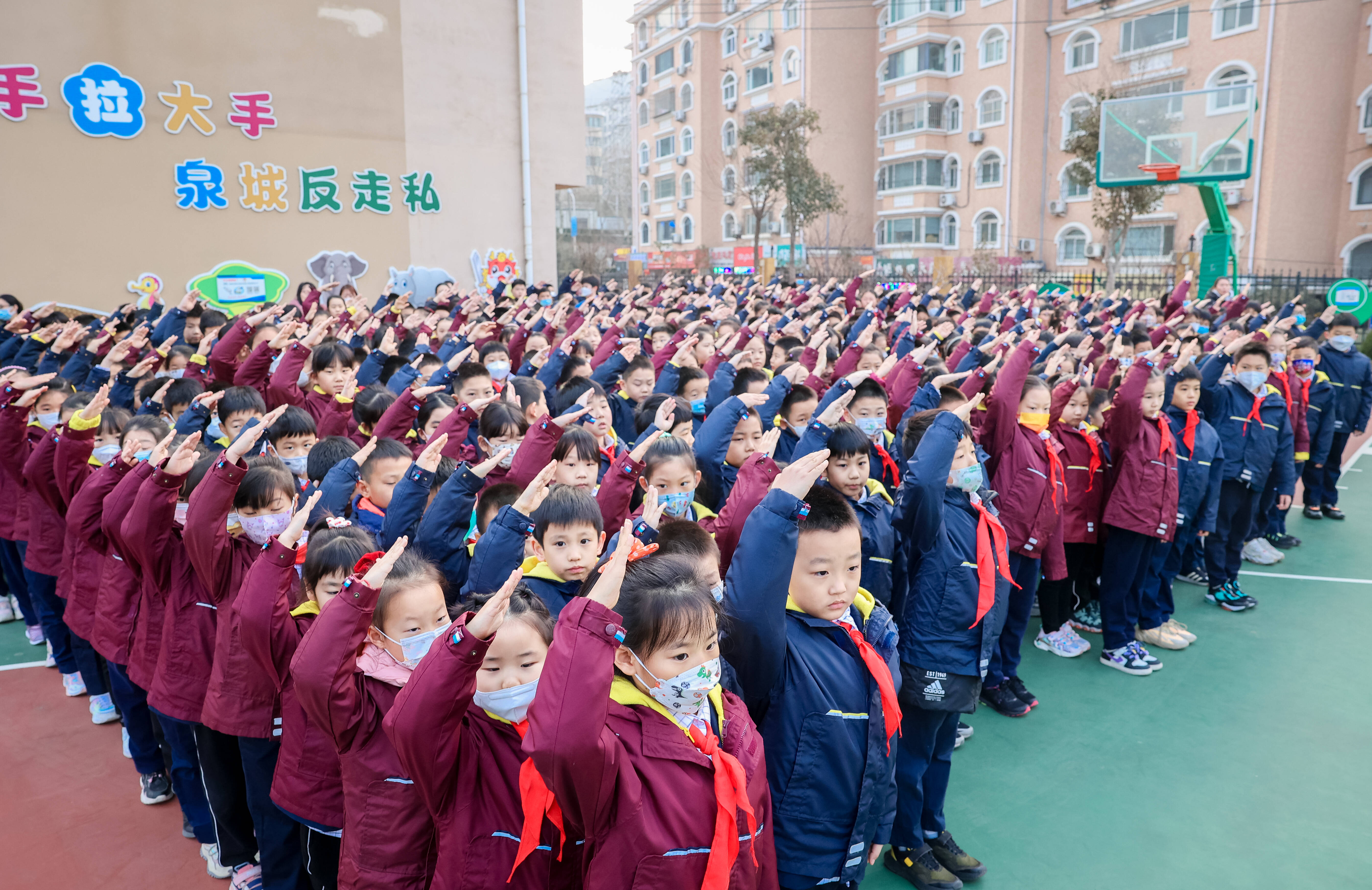 济南：开学第一天 返校学子话“担当”