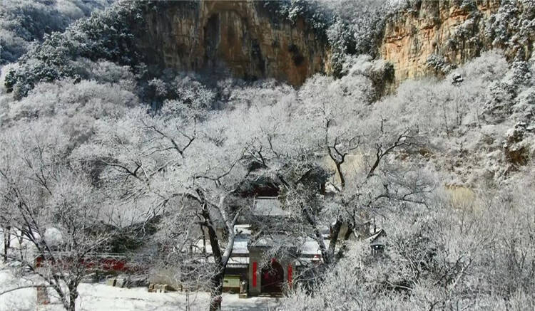 青州仰天山现雪凇景观 银装素裹