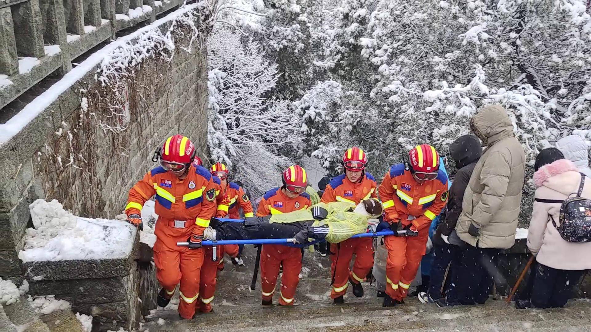 游客登泰山突发腿疾 消防员顶风冒雪紧急救援