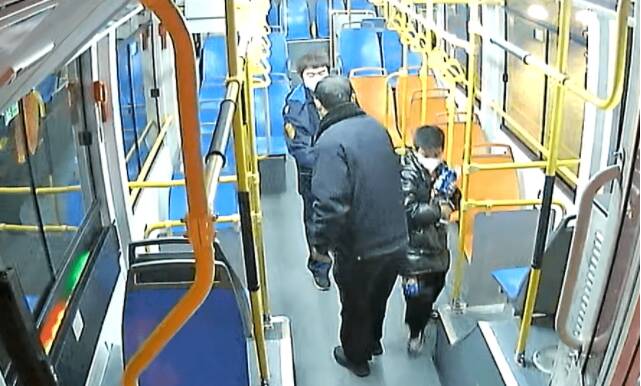 男童深夜迷路独自登上公交车 驾驶员温馨守护助其回家