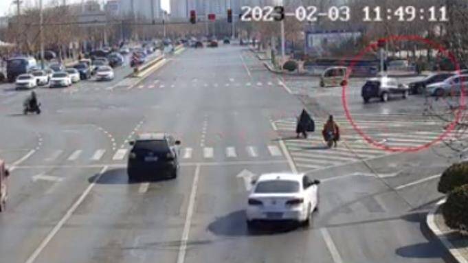 滨州一车辆加速闯黄灯 路口“漂移”撞车