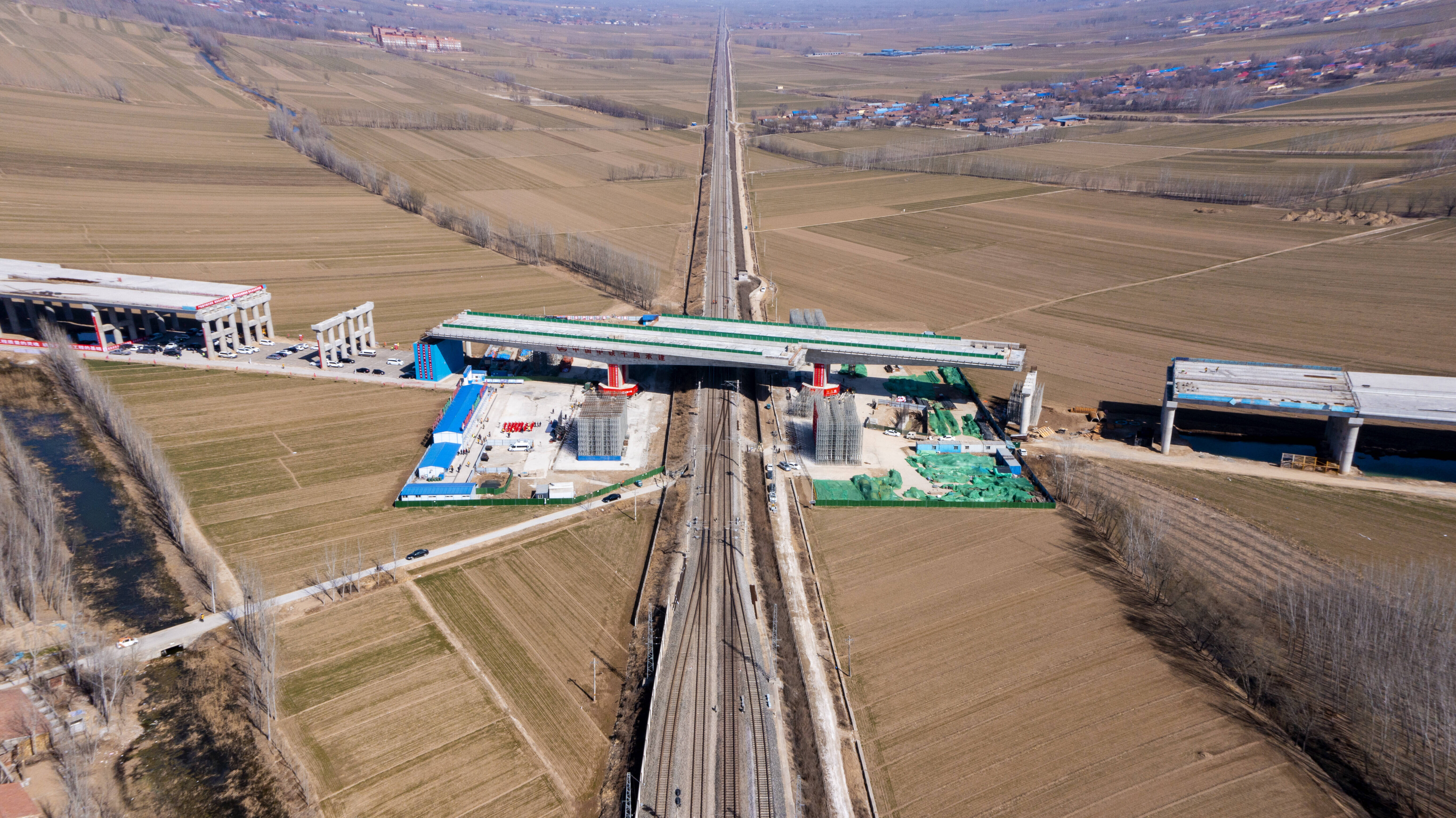 华丽转身！济南大西环万吨级转体桥完成转体顺利上跨邯济铁路