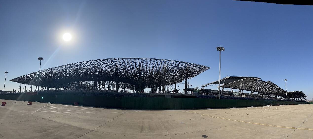 临沂启阳国际机场改扩建新进展：大跨度钢结构网架整体提升顺利完成