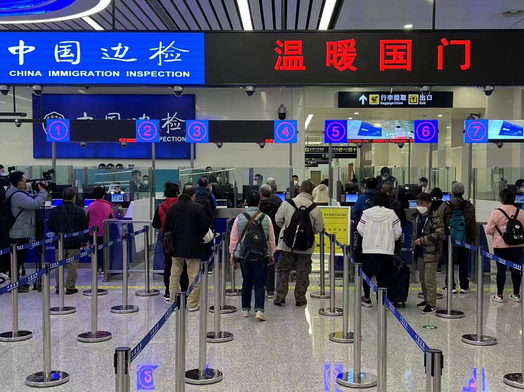 济南边检迎来首个香港入境旅游团 平均每人通关时间30秒