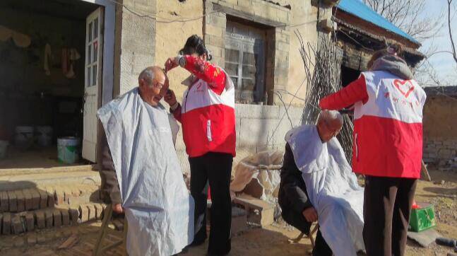 【二月二 龙抬头】青州：志愿者为村庄老人免费上门理发