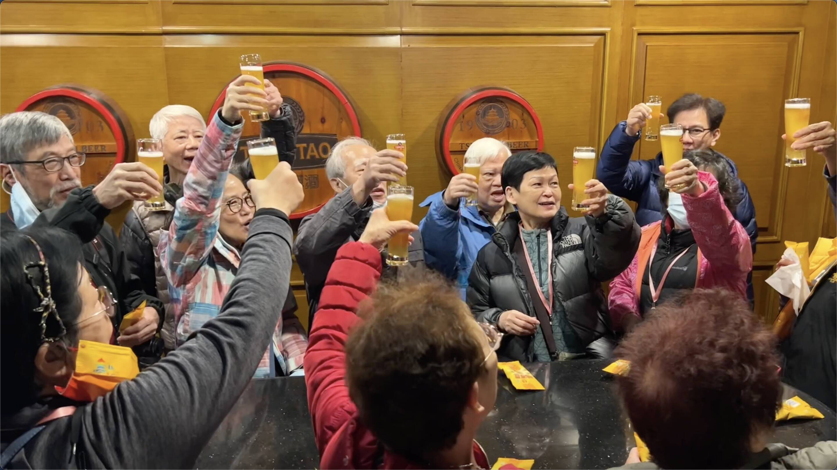 “在香港，很多人喝青岛啤酒！”香港游客走进青岛 新鲜啤酒口感引得连连称赞