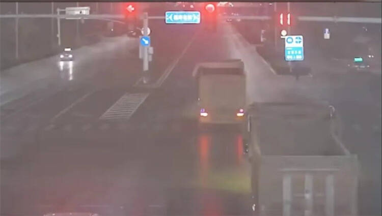 两辆大货车一路闯红灯、不按导向车道行驶、闯禁行、追逐竞驶 潍坊公安交警：严惩！