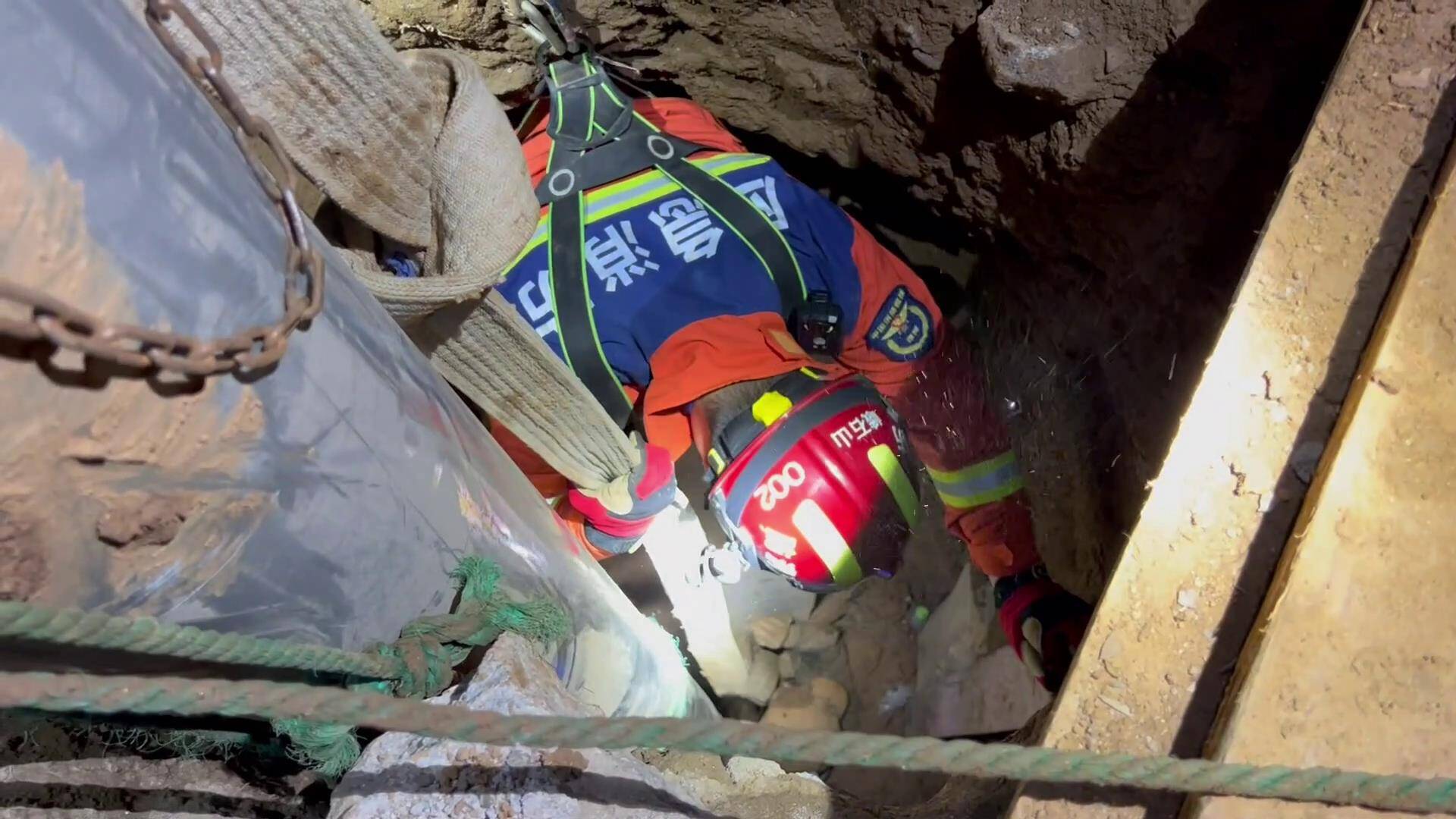 威海六旬老人修缮老井遭遇塌方被埋 消防员下井救援