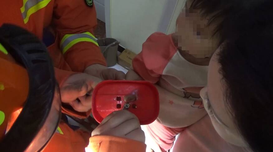 2岁女童手指被卡肥皂盒 济宁消防五分钟助其脱困