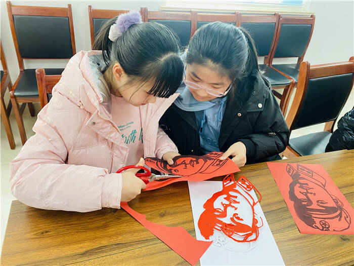 潍坊增福堂社区开展手工剪纸活动 学习雷锋事迹 发扬志愿精神