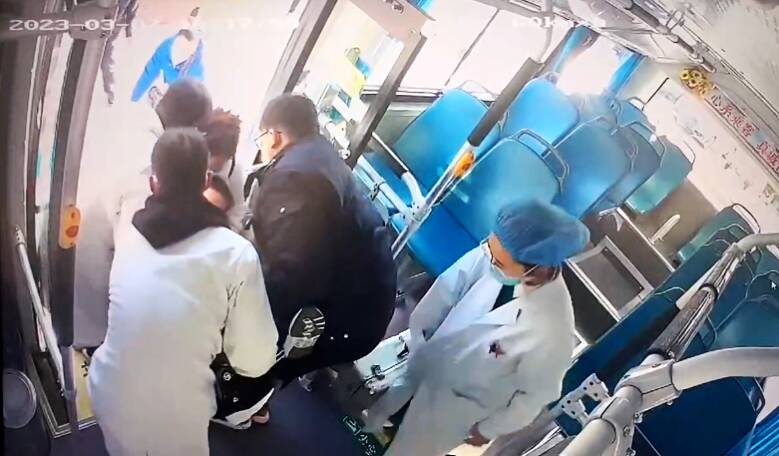 乘客突感不适！潍坊公交车秒变“救护车”