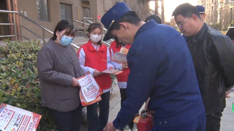 滨州：消防携手大学生志愿者开展“传递消防力量 践行雷锋精神” 志愿服务