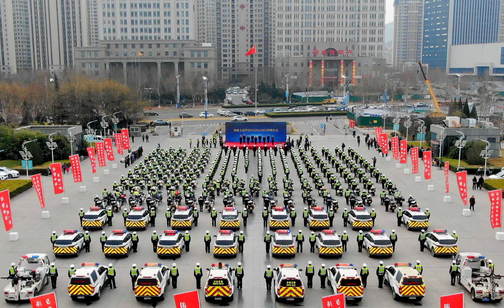 济南市公安局交警支队隆重举行“深化主动警务、护航重点项目”誓师大会