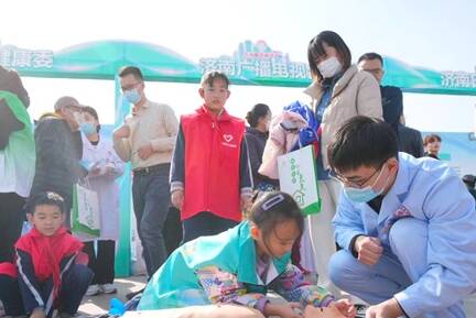 免费理发、健康护理都安排上了！泉城广场掀起学雷锋志愿服务热潮