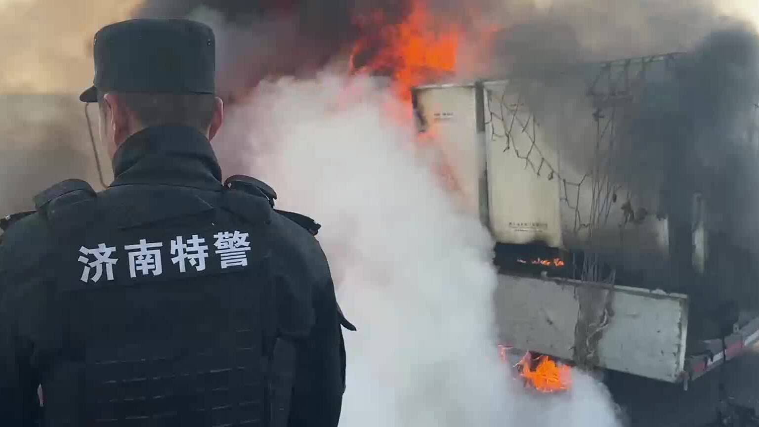 现场！济南工业北高架货车自燃 3名特巡警逆行向前扑灭火情