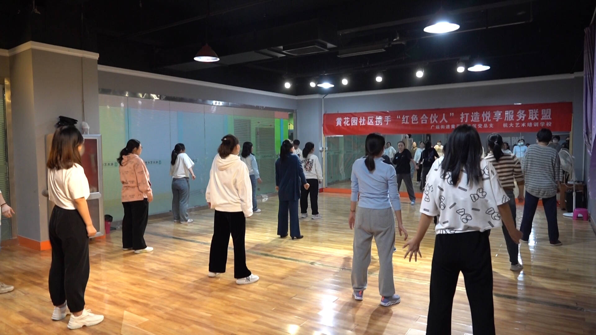 舞动巾帼风采！武城县举办 “三八”妇女节舞蹈培训