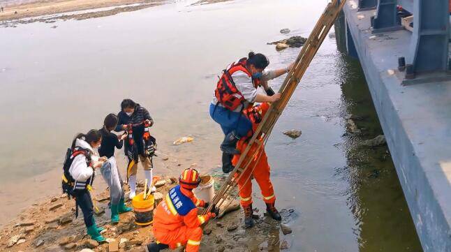 5人“赶海”遇涨潮被困滩涂 潍坊滨海消防紧急救援