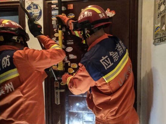 滨州：老人被困家中1小时 消防40秒破门救援