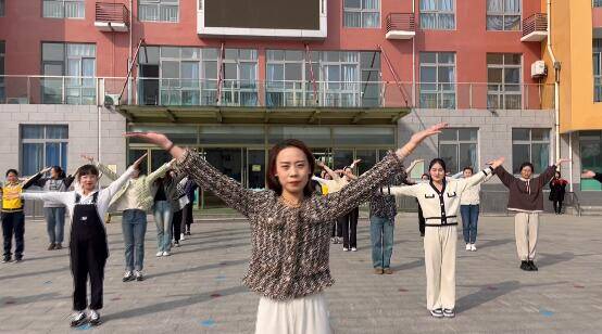 声势舞、传纸接力赛、真人版贪吃蛇 潍坊滨海区幼儿园多彩活动庆祝“三八”国际妇女节