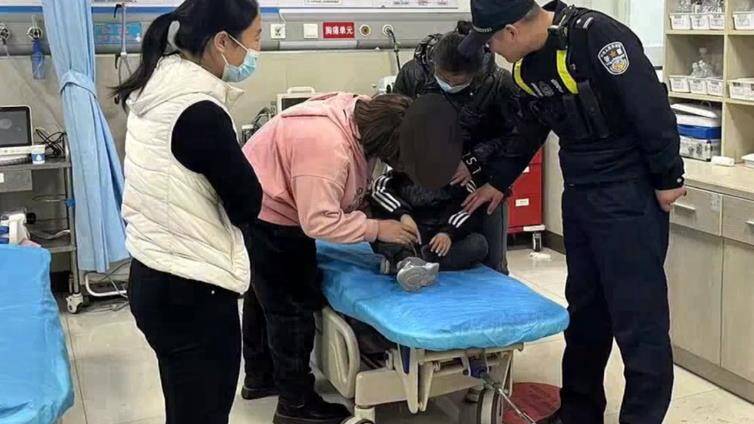“快，跟我們走！” 鄒平公安“警”急開(kāi)道救助卡喉兒童