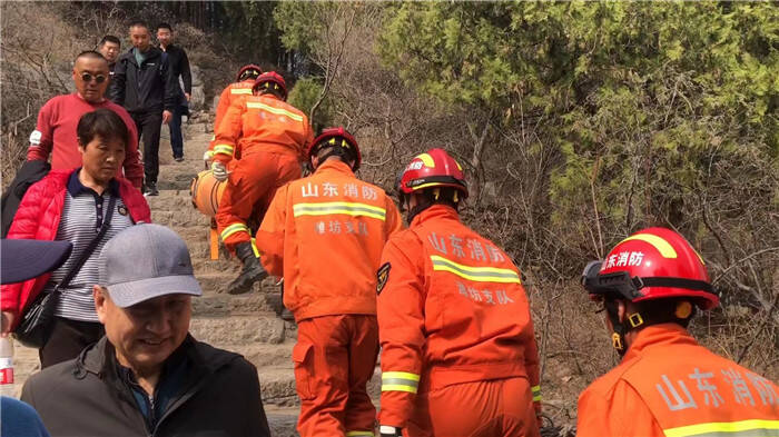 潍坊一女子突发心脏疾病被困山顶 消防成功救援