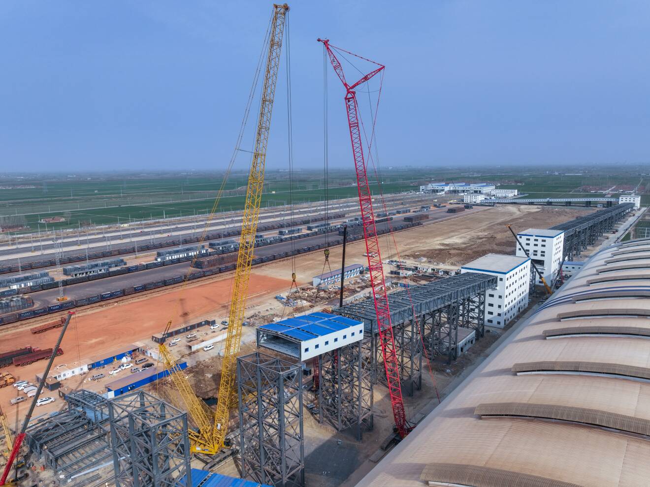 邹平货运铁路专用线货场9号栈桥开启整体吊装施工