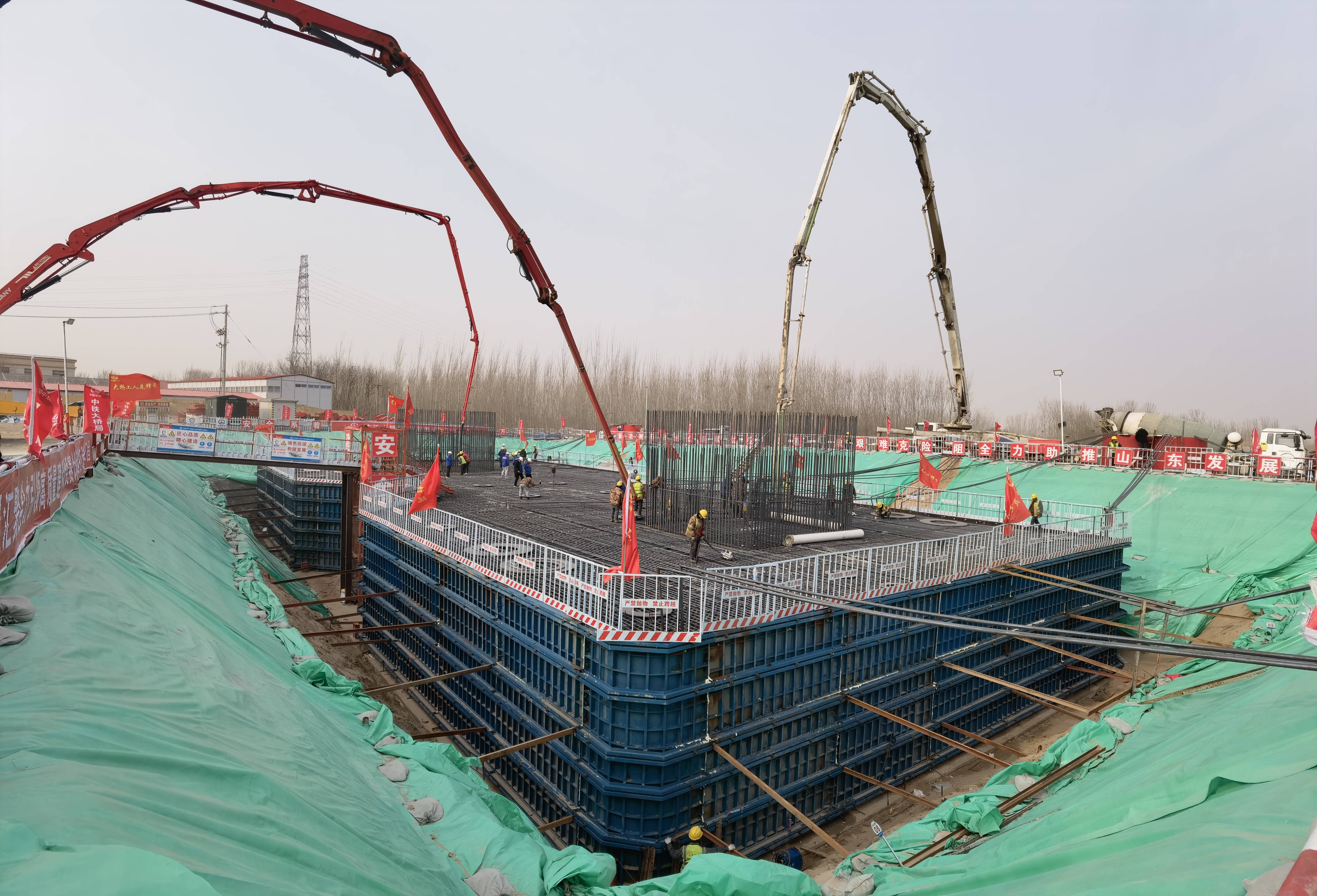5500方！津潍高铁济南联络线最大承台浇筑完成