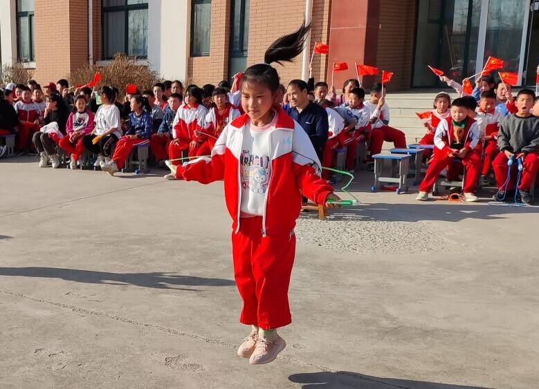 潍坊峡山区：“全民健身”进校园 “绳舞飞扬”展现运动的欢乐